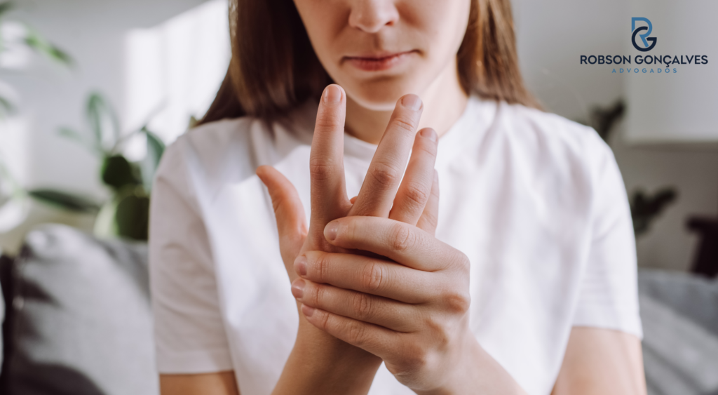 Quem tem artrite reumatoide é PcD? Como se aposenta?